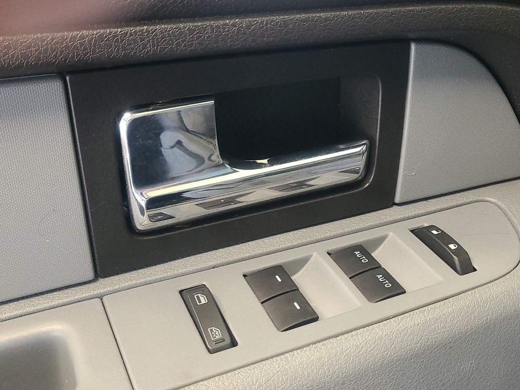 Ford F-150 Vehicle Full-screen Gallery Image 25