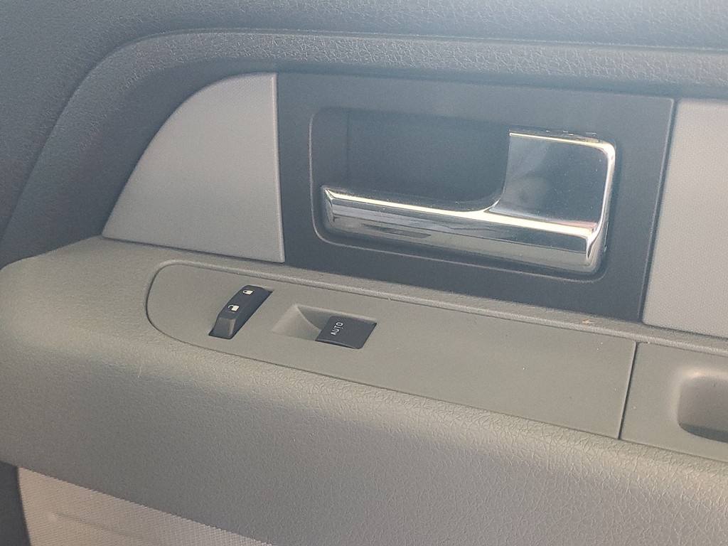 Ford F-150 Vehicle Full-screen Gallery Image 26