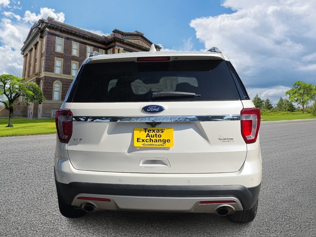 Ford Explorer Vehicle Image 4