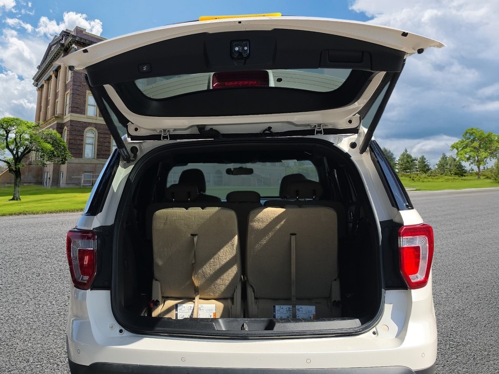 Ford Explorer Vehicle Image 5