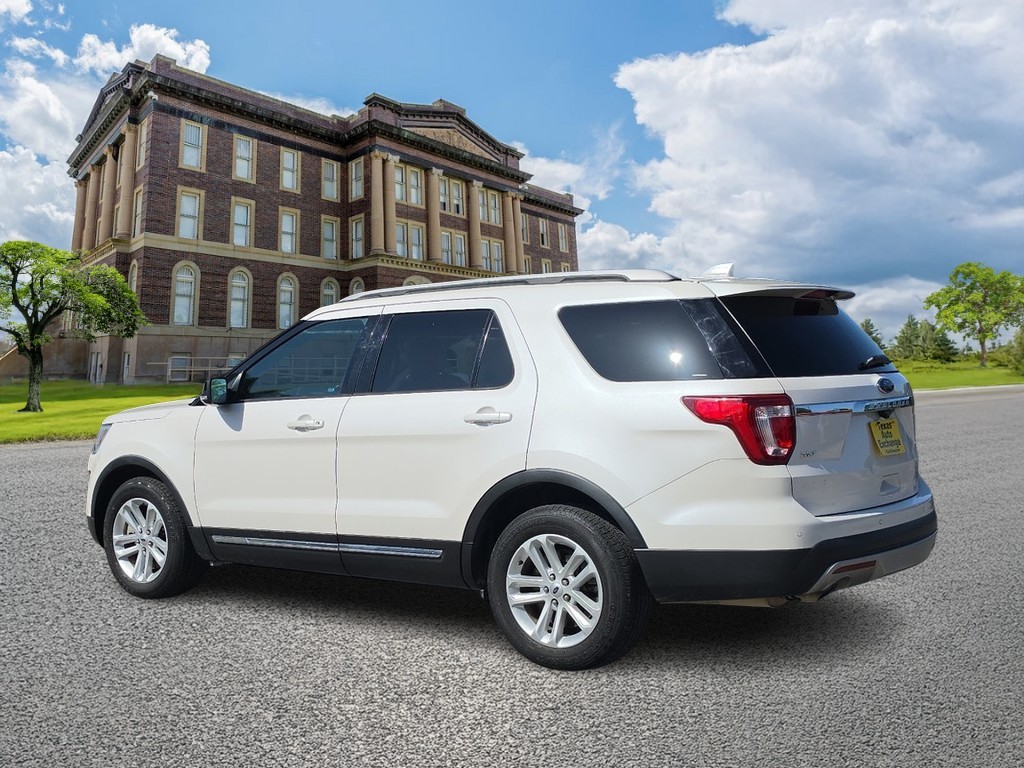 Ford Explorer Vehicle Image 6