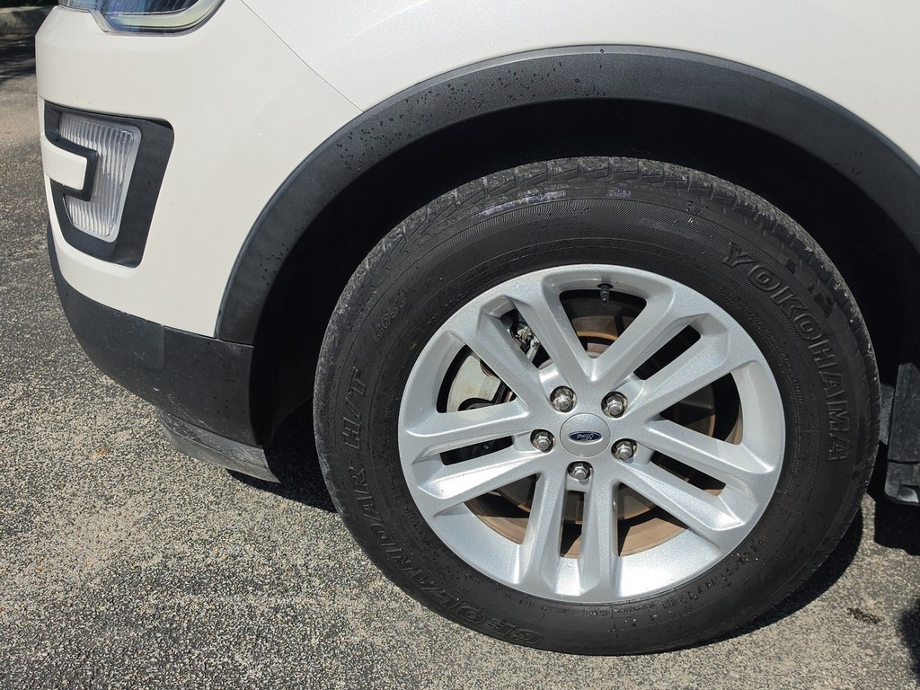 Ford Explorer Vehicle Image 12