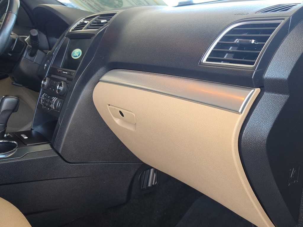 Ford Explorer Vehicle Image 14
