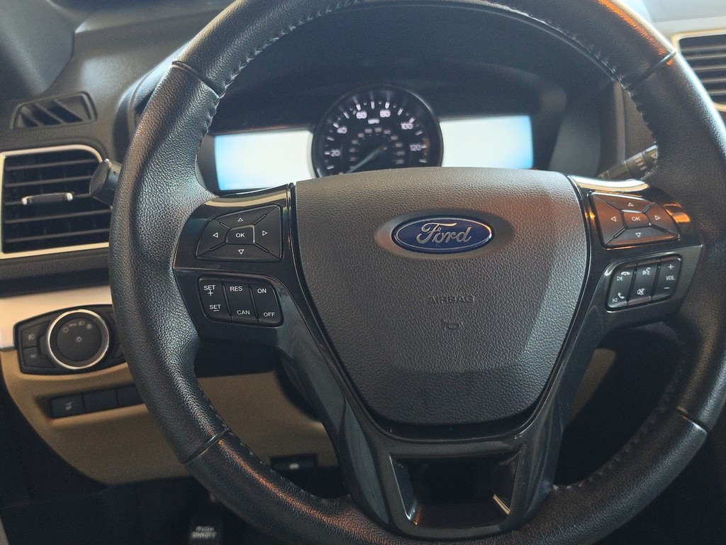 Ford Explorer Vehicle Image 15