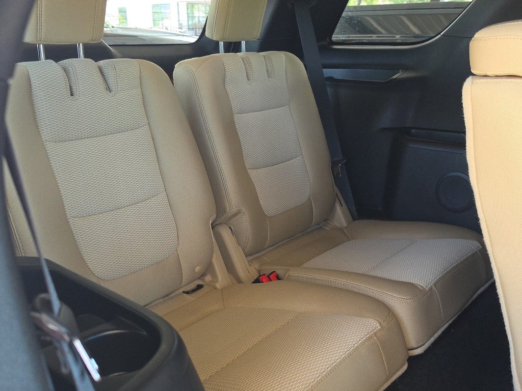 Ford Explorer Vehicle Image 21