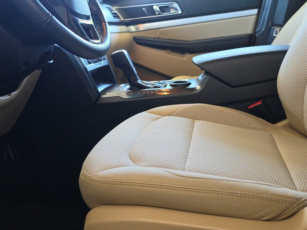 Ford Explorer Vehicle Image 23