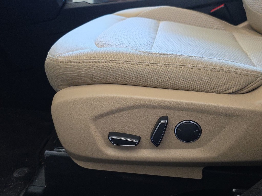 Ford Explorer Vehicle Image 24