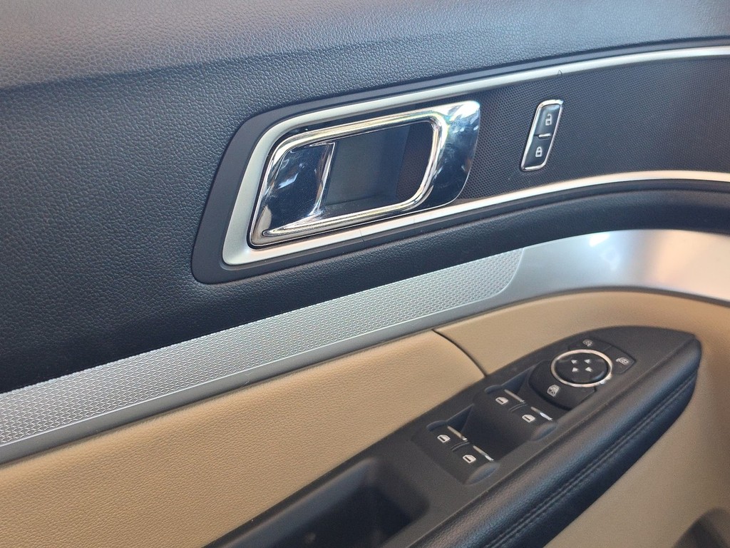 Ford Explorer Vehicle Image 25