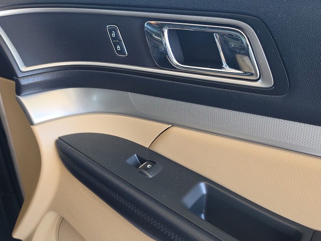 Ford Explorer Vehicle Image 26