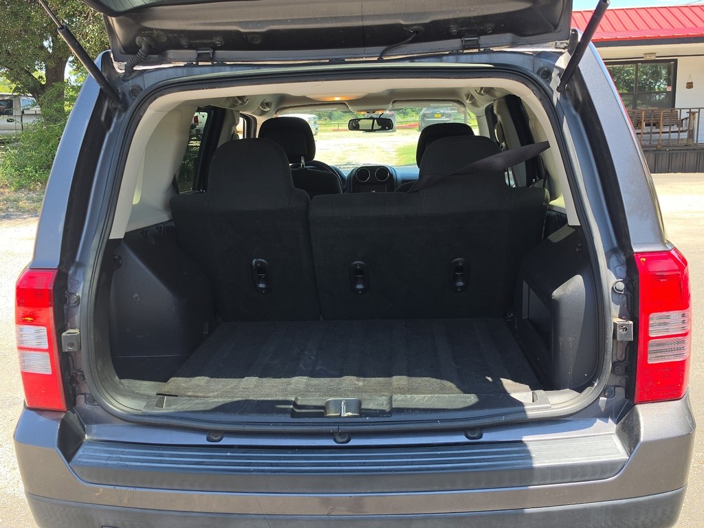 Jeep Patriot Vehicle Image 9
