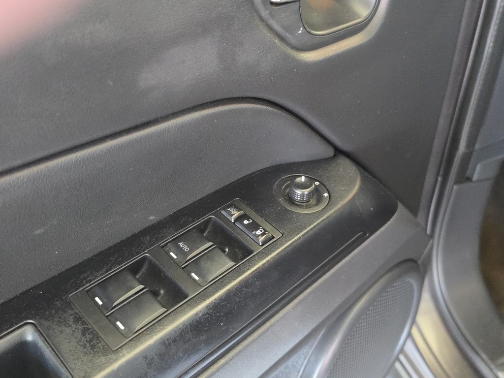 Jeep Patriot Vehicle Image 25
