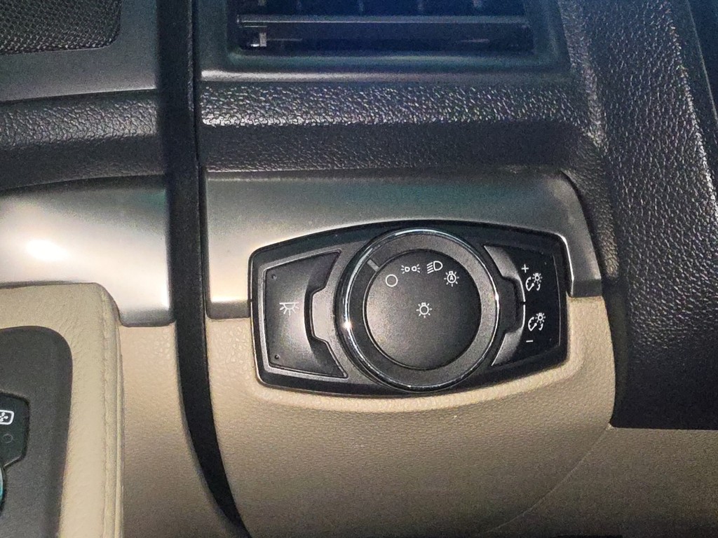 Ford Explorer Vehicle Image 31