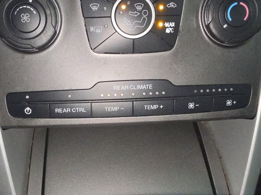 Ford Explorer Vehicle Image 33
