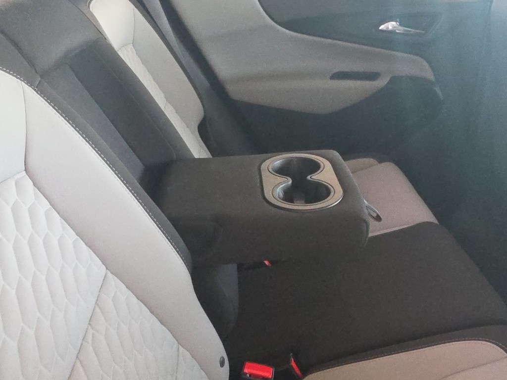 Chevrolet Equinox Vehicle Full-screen Gallery Image 12