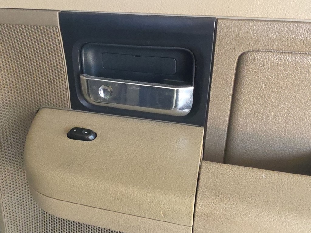 Ford F-150 Vehicle Full-screen Gallery Image 13