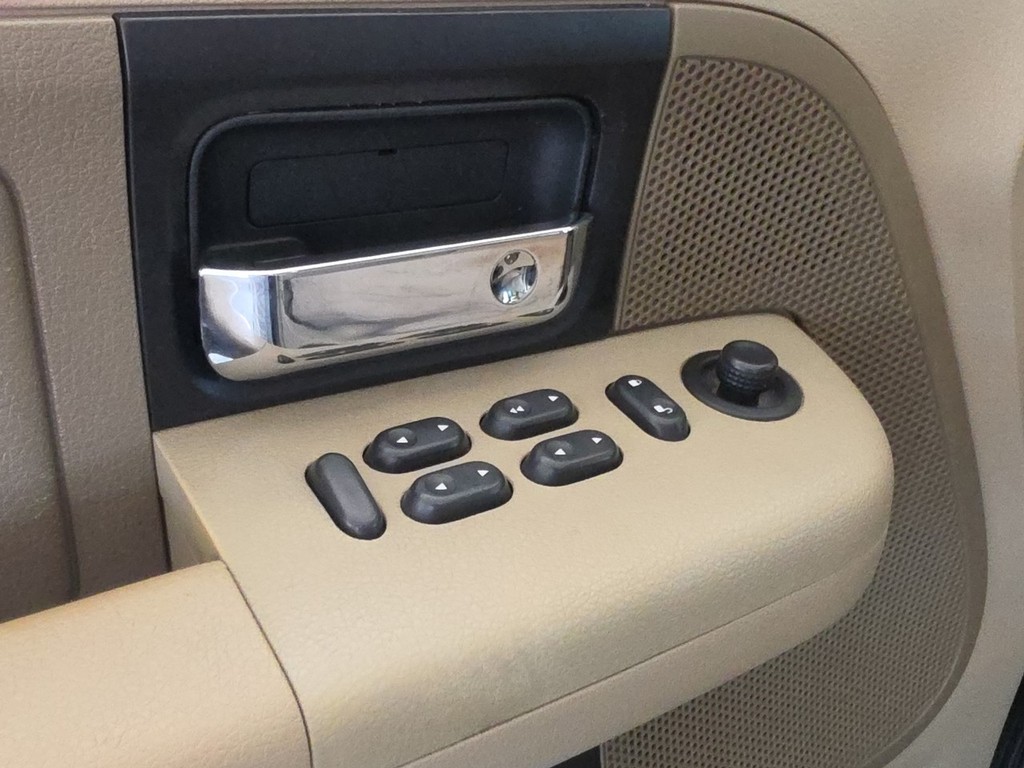 Ford F-150 Vehicle Full-screen Gallery Image 25