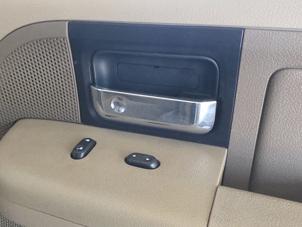 Ford F-150 Vehicle Full-screen Gallery Image 26