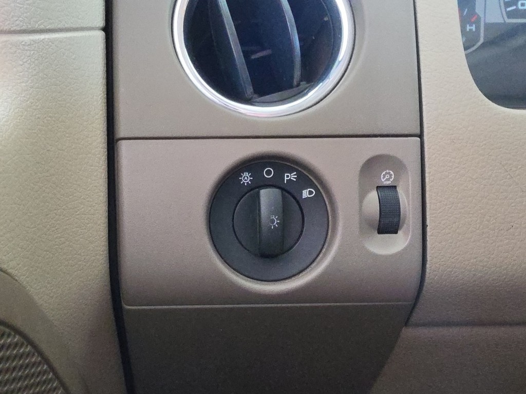 Ford F-150 Vehicle Full-screen Gallery Image 32