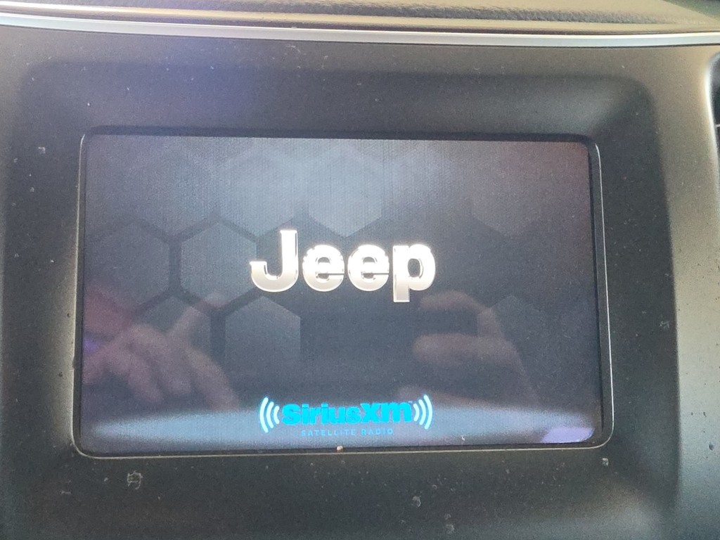 Jeep Cherokee Vehicle Full-screen Gallery Image 16