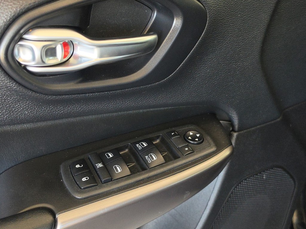 Jeep Cherokee Vehicle Full-screen Gallery Image 25