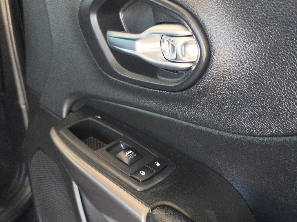 Jeep Cherokee Vehicle Full-screen Gallery Image 26