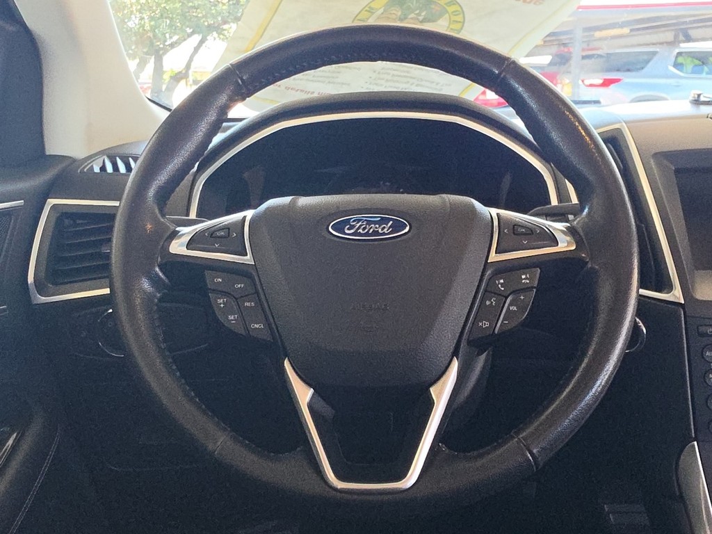Ford Edge Vehicle Full-screen Gallery Image 15