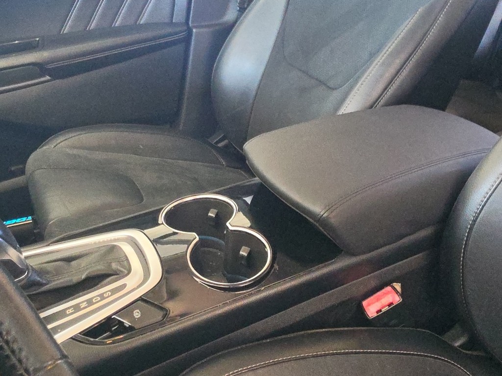 Ford Edge Vehicle Full-screen Gallery Image 18