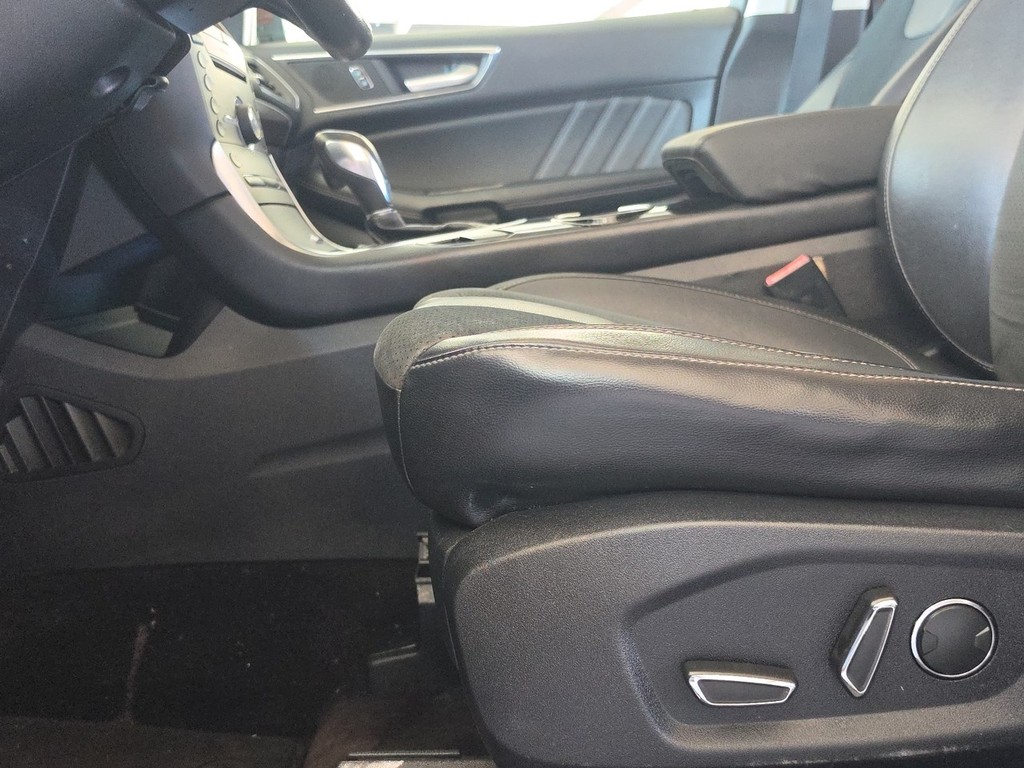 Ford Edge Vehicle Full-screen Gallery Image 23