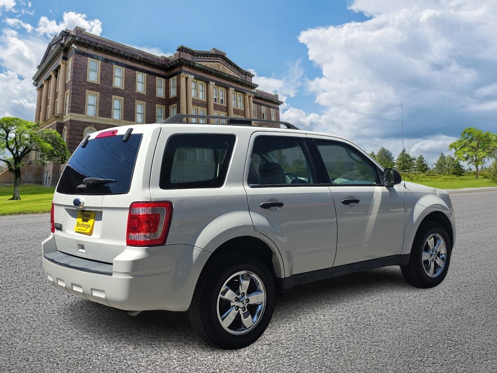 Ford Escape Vehicle Full-screen Gallery Image 03