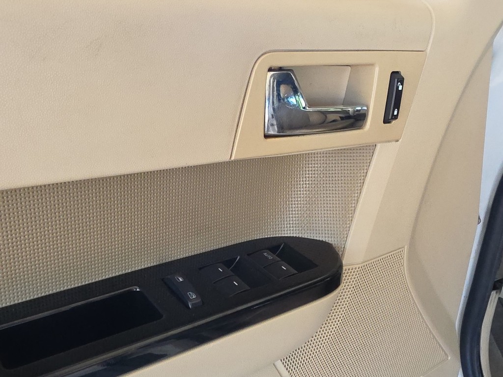 Ford Escape Vehicle Full-screen Gallery Image 25