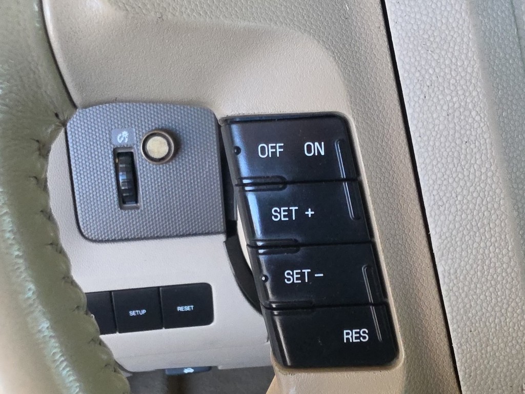 Ford Escape Vehicle Full-screen Gallery Image 28