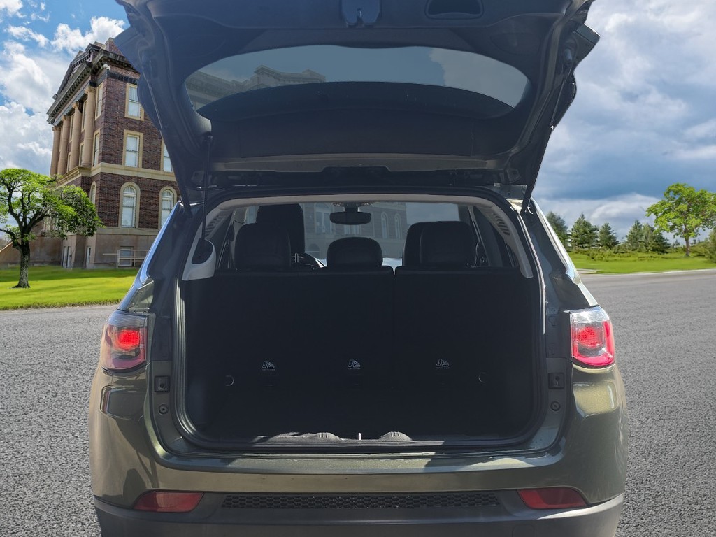 Jeep Compass Vehicle Full-screen Gallery Image 06