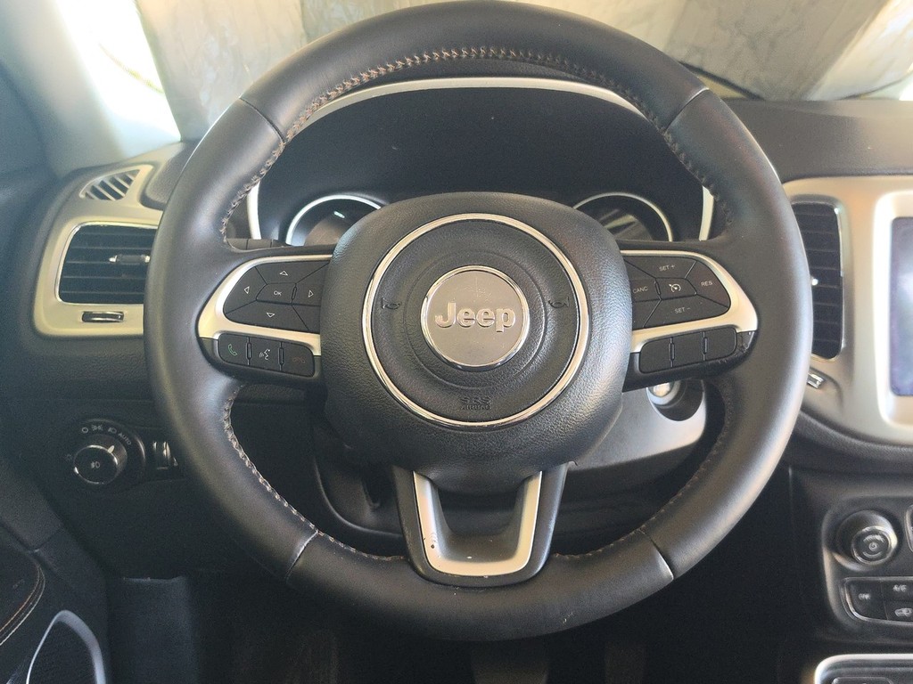 Jeep Compass Vehicle Full-screen Gallery Image 15