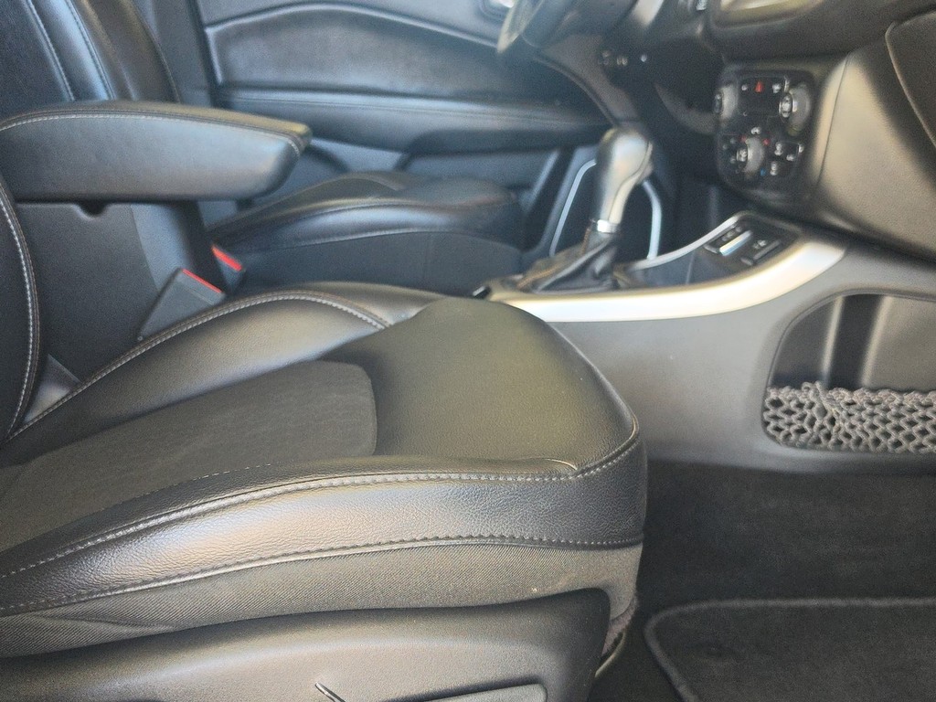 Jeep Compass Vehicle Full-screen Gallery Image 22