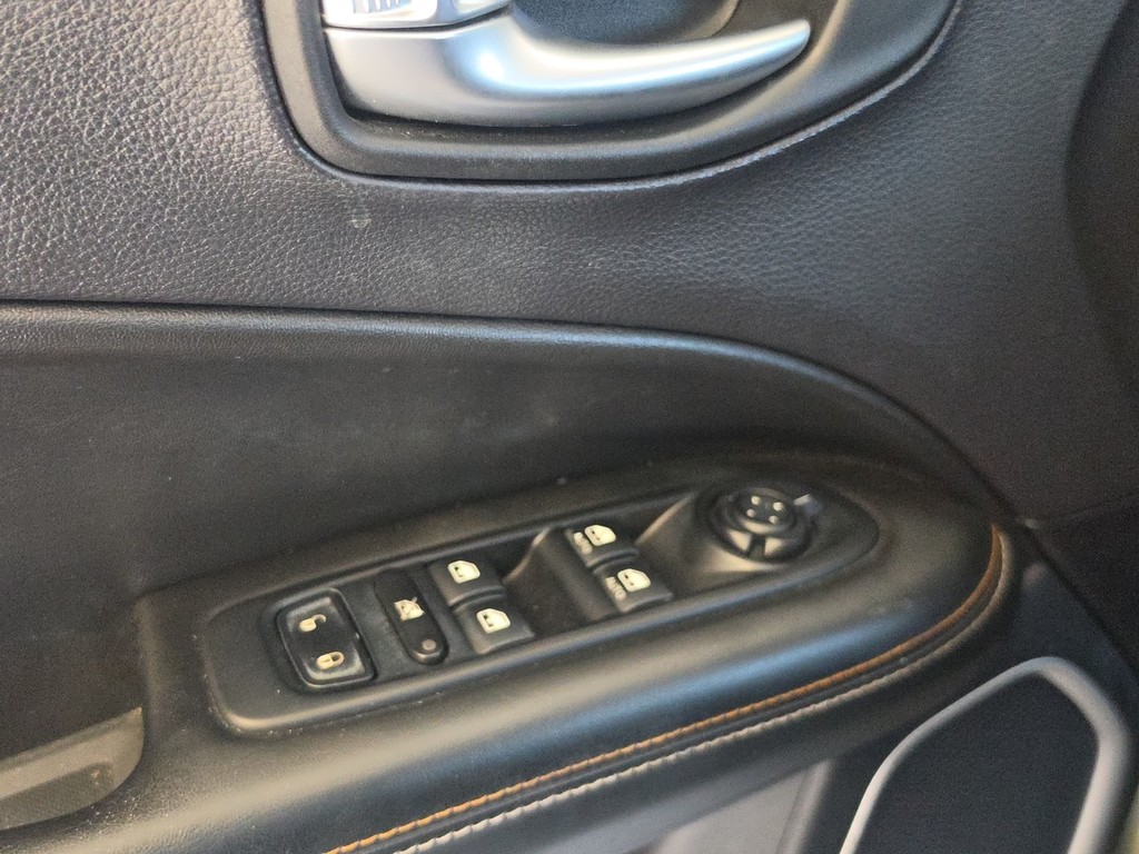 Jeep Compass Vehicle Full-screen Gallery Image 25