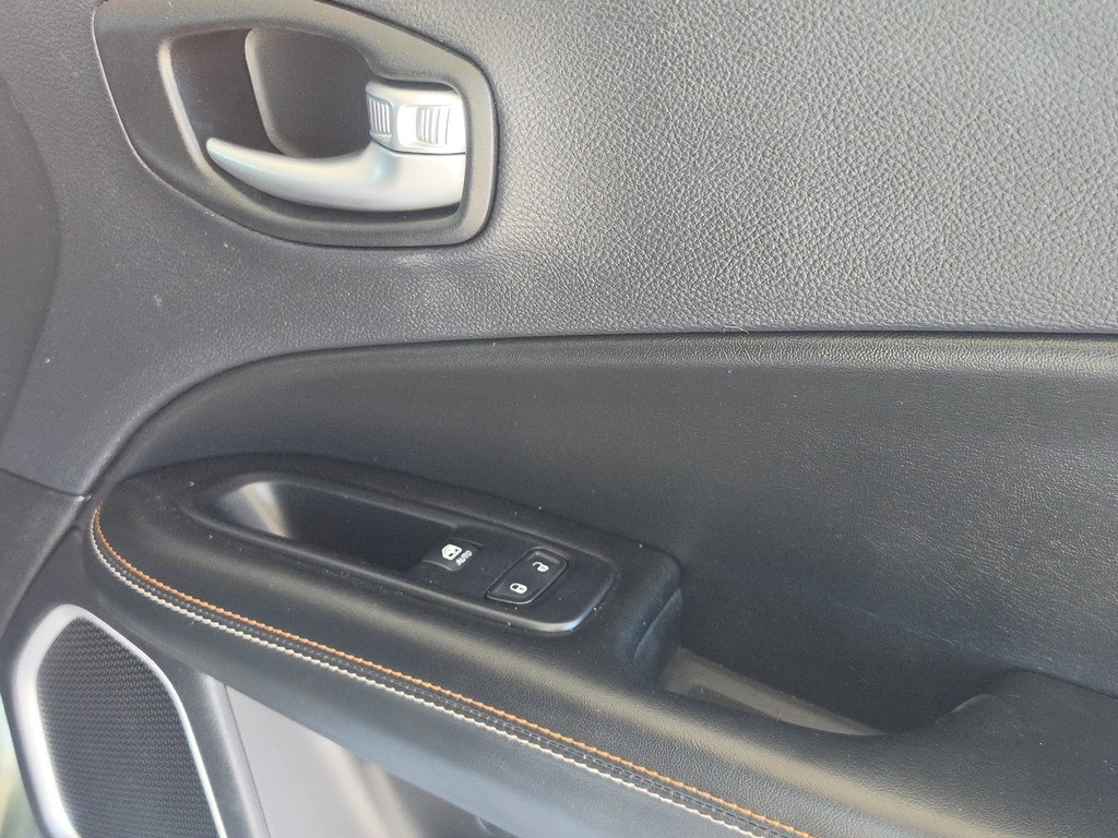 Jeep Compass Vehicle Full-screen Gallery Image 26