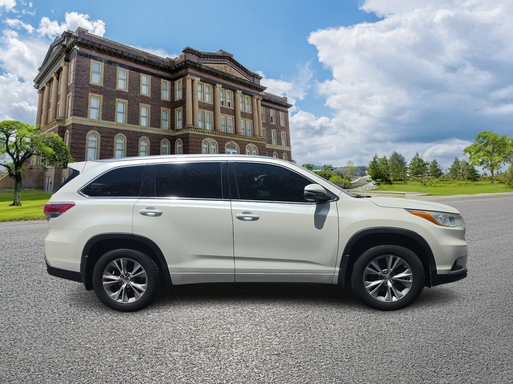 Toyota Highlander Vehicle Full-screen Gallery Image 2