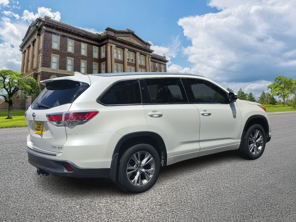 Toyota Highlander Vehicle Full-screen Gallery Image 3