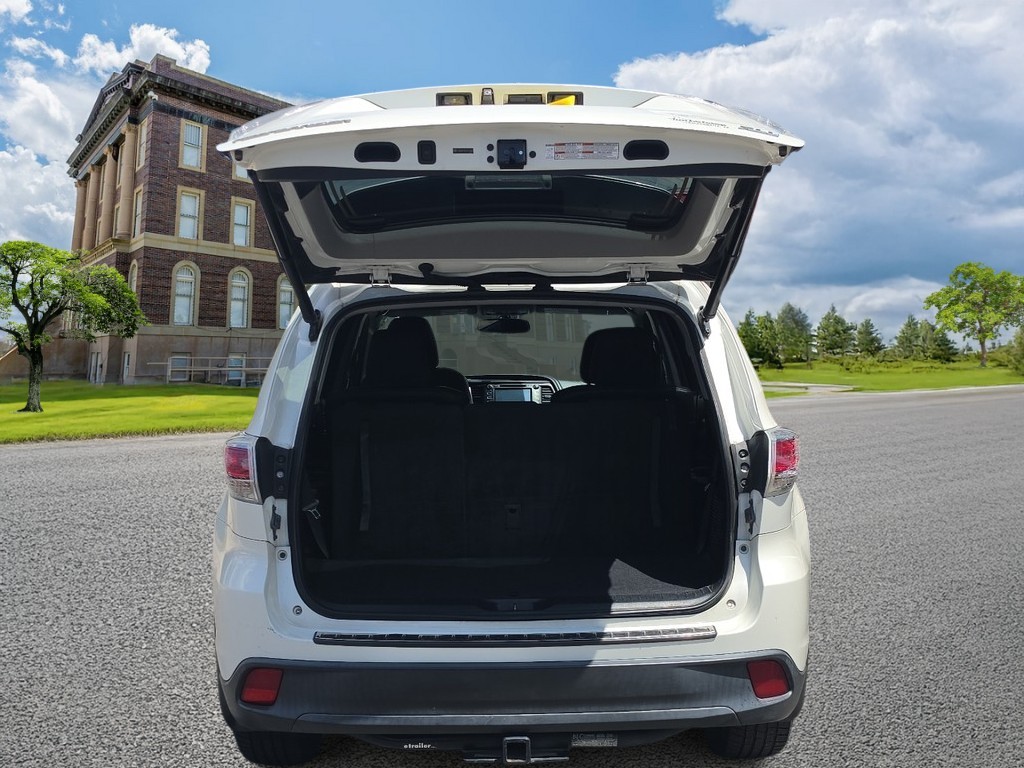 Toyota Highlander Vehicle Full-screen Gallery Image 5