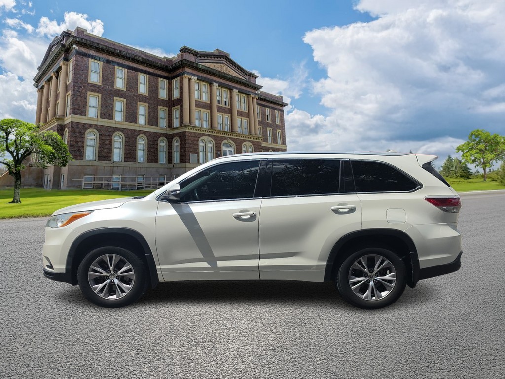 Toyota Highlander Vehicle Full-screen Gallery Image 7