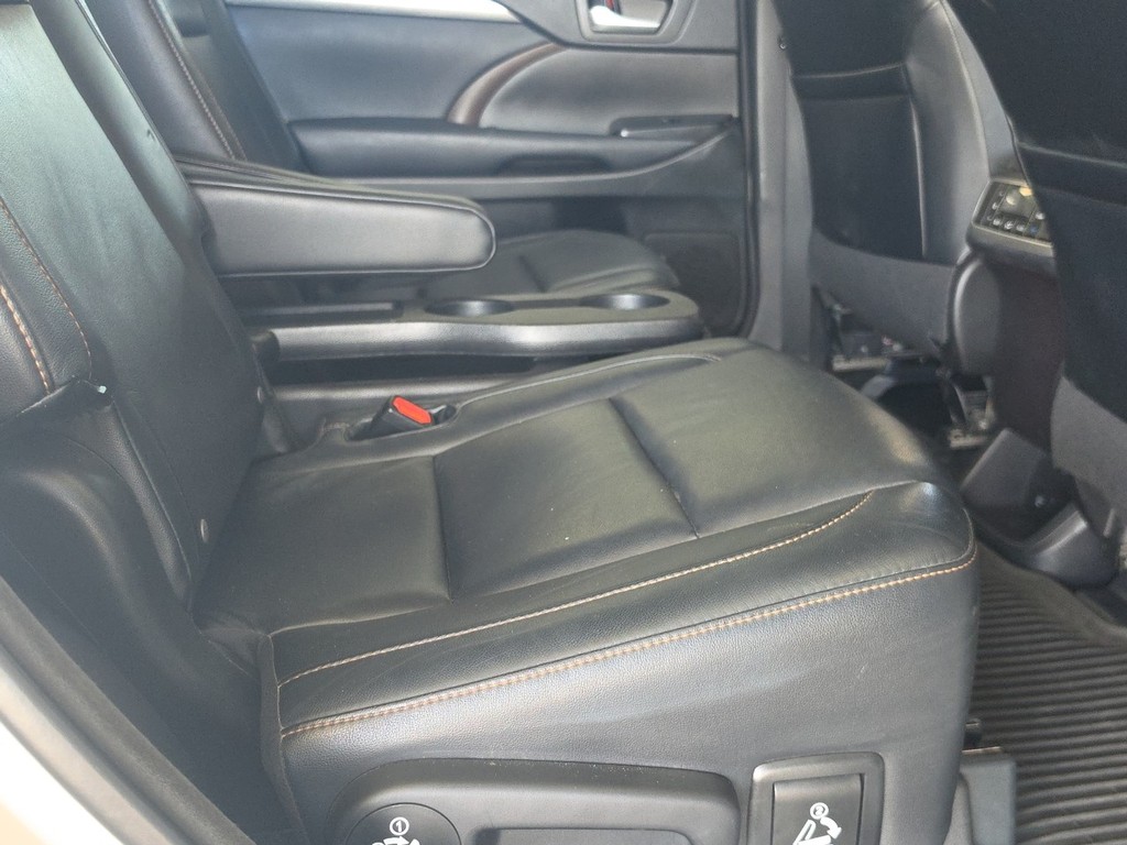 Toyota Highlander Vehicle Full-screen Gallery Image 10