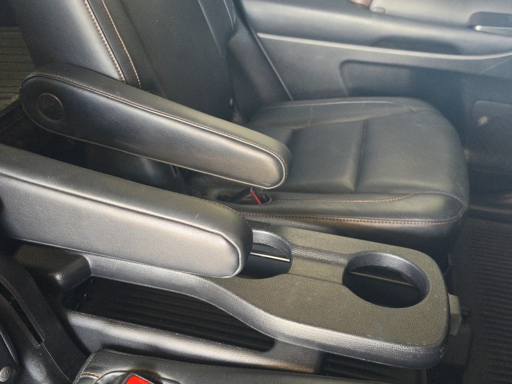 Toyota Highlander Vehicle Full-screen Gallery Image 11