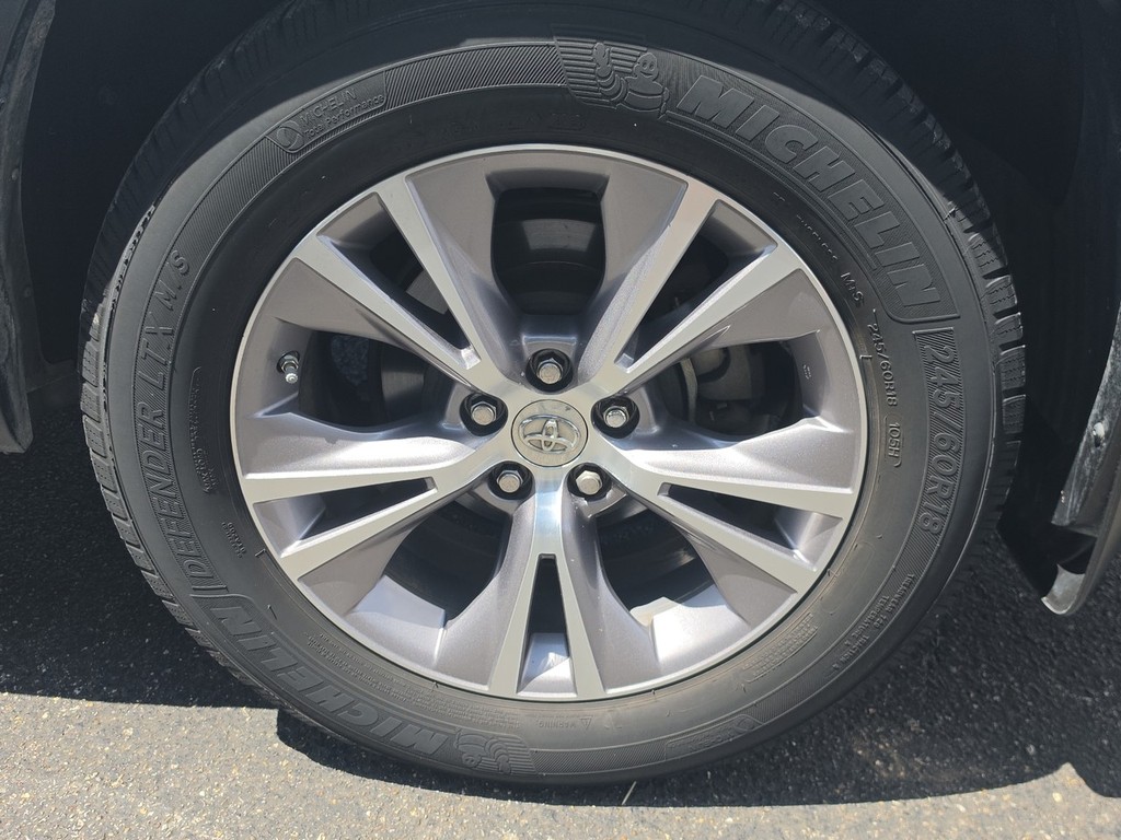 Toyota Highlander Vehicle Full-screen Gallery Image 12