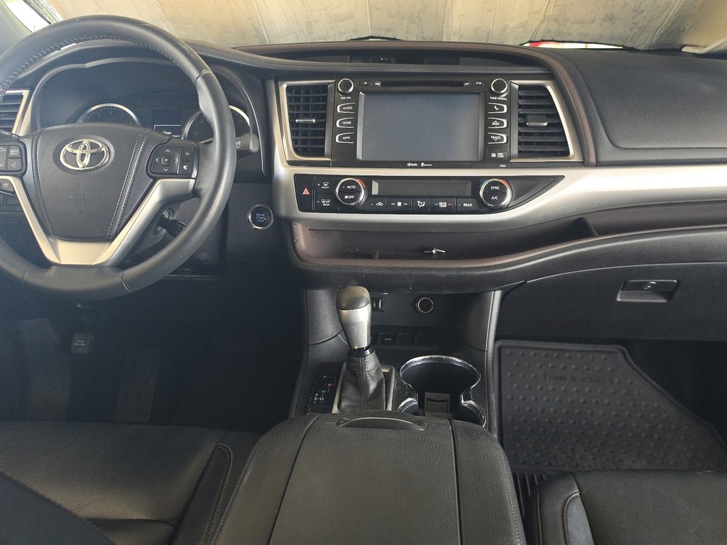 Toyota Highlander Vehicle Full-screen Gallery Image 14