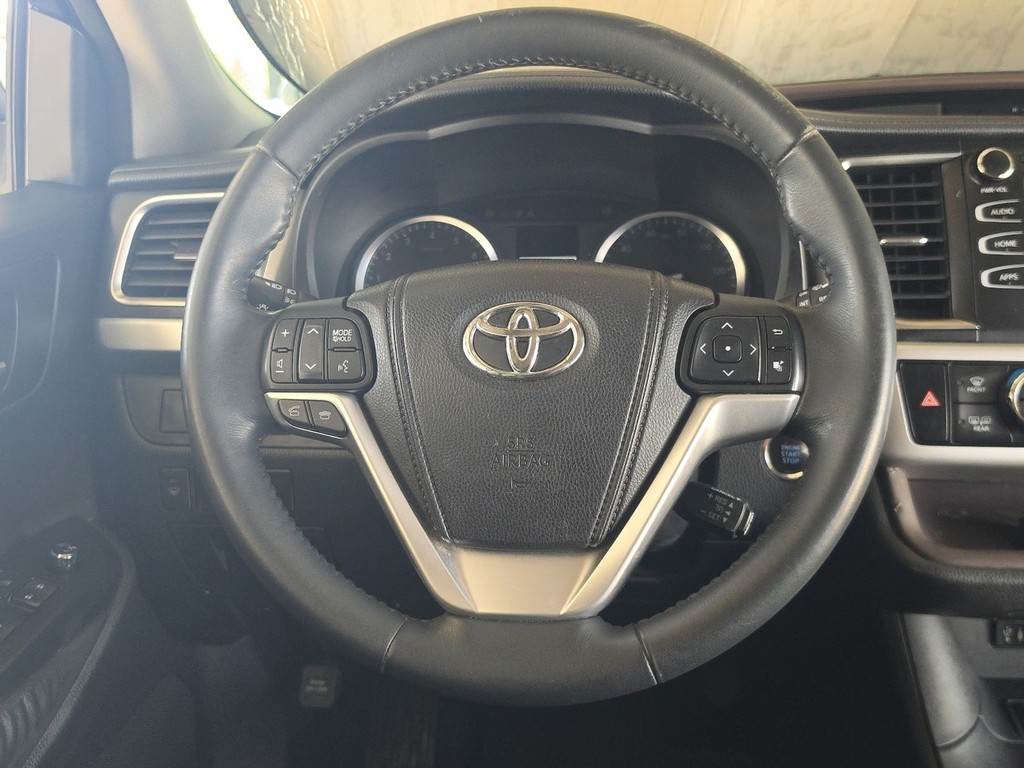 Toyota Highlander Vehicle Full-screen Gallery Image 15