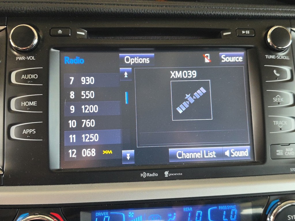Toyota Highlander Vehicle Full-screen Gallery Image 16