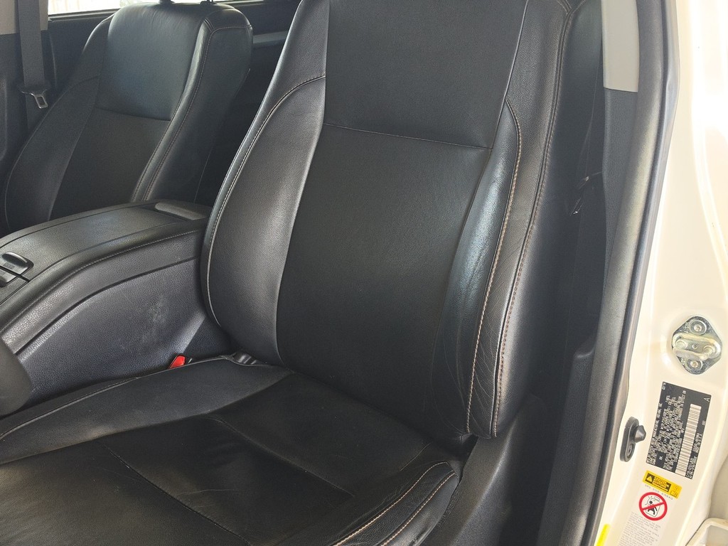 Toyota Highlander Vehicle Full-screen Gallery Image 20