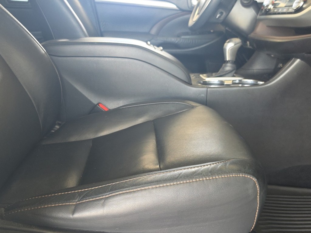 Toyota Highlander Vehicle Full-screen Gallery Image 22