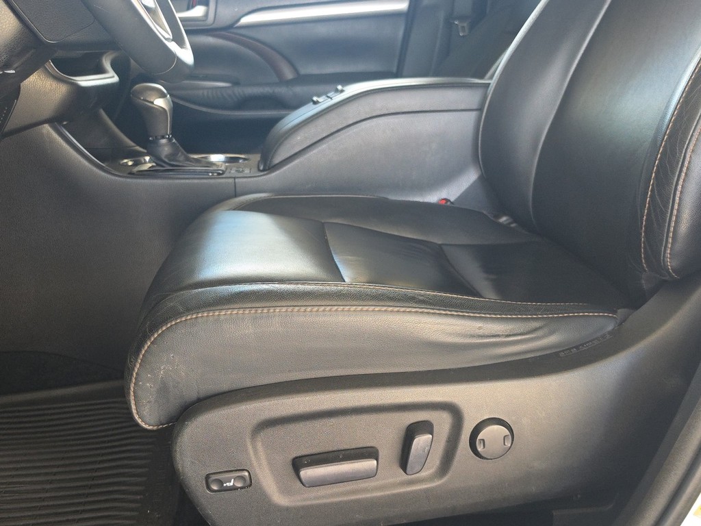 Toyota Highlander Vehicle Full-screen Gallery Image 23