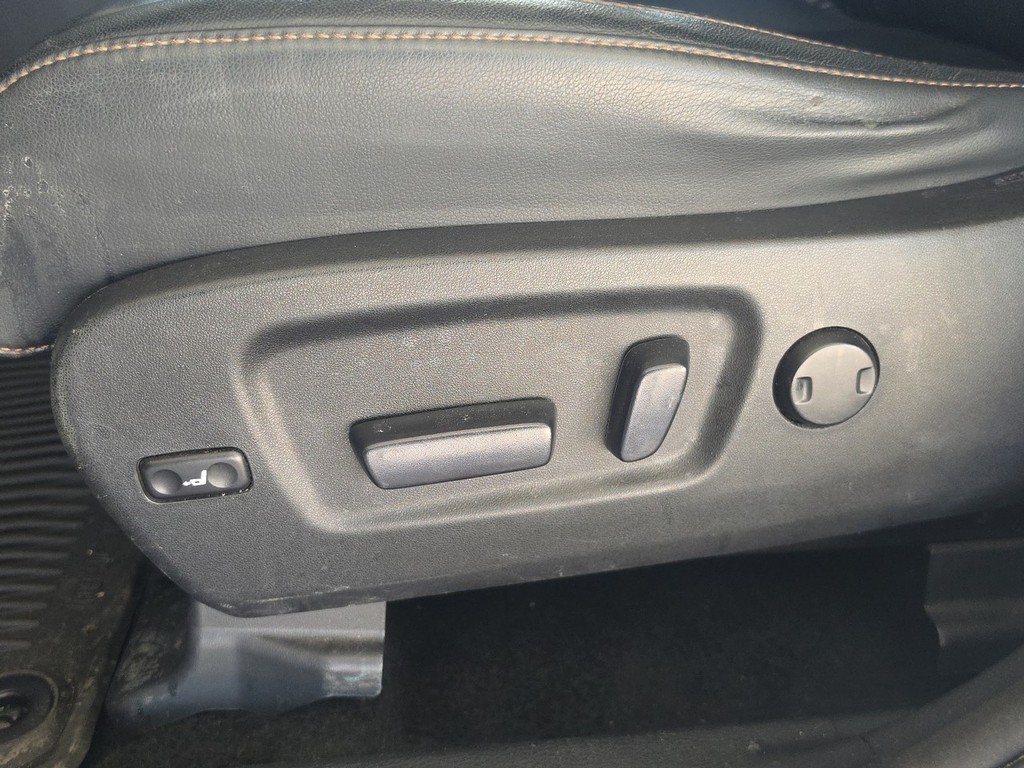 Toyota Highlander Vehicle Full-screen Gallery Image 24